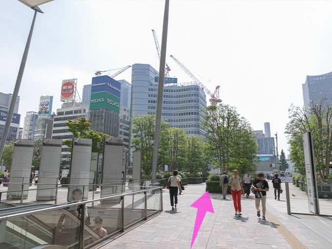 八重洲中央口の正面にある横断歩道に向かって歩きます。