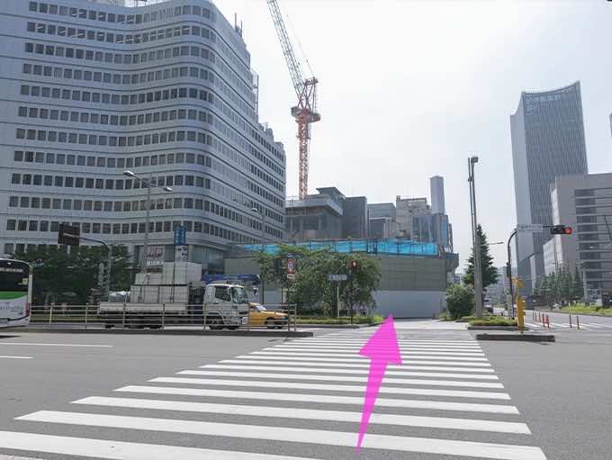 横断歩道を渡り真っ直ぐ進みます。
