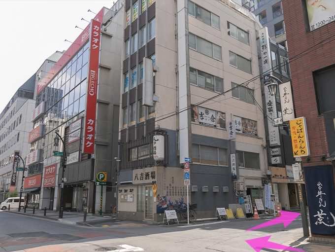 八吉酒場の手前で右に曲がります。