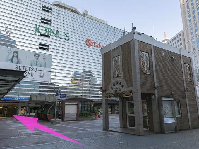 横浜駅西口を出たら、「地下鉄」方面に向かいジョイナスに入ります。