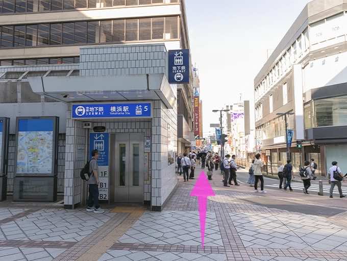 左側に大和証券・右側にスーツカンパニーがある道を直進します。
