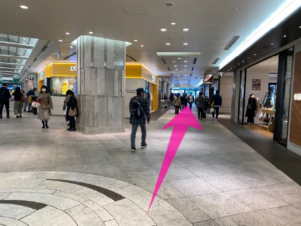 そのまま直進すると「ヒステリックグラマー」が見えてきます。通路が2つに分かれるため、右方向に進んでジョイナスを出ます。