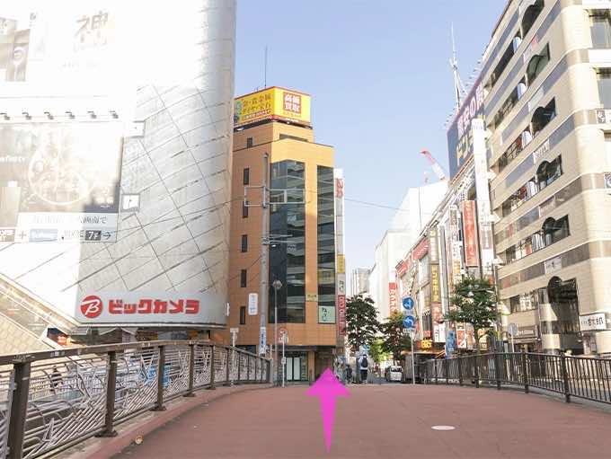 橋を渡るとビックカメラが見えます。