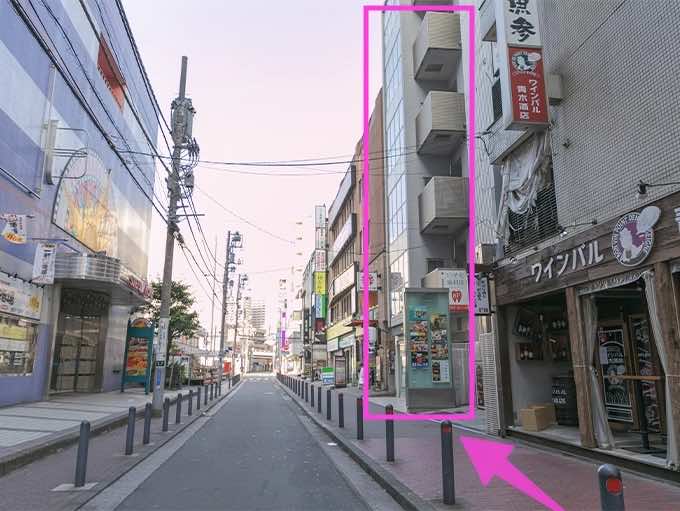 ワインバルが見えたらその次のビルが目的地です。 1階に「Town Housing」があります。エレベーターで2階のクリニック受付までお越しください。