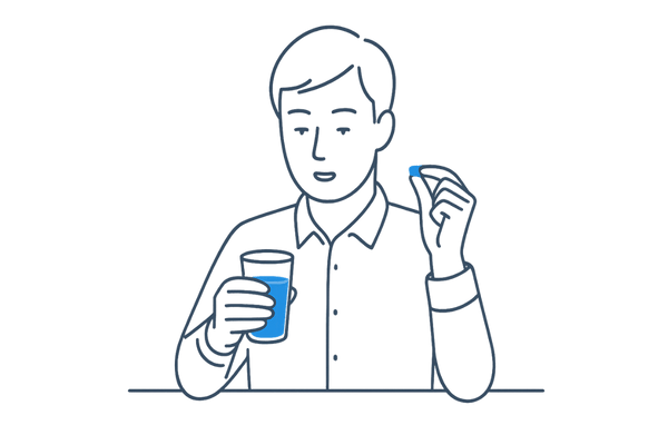 抗真菌薬の錠剤を水で服用しようとする男性