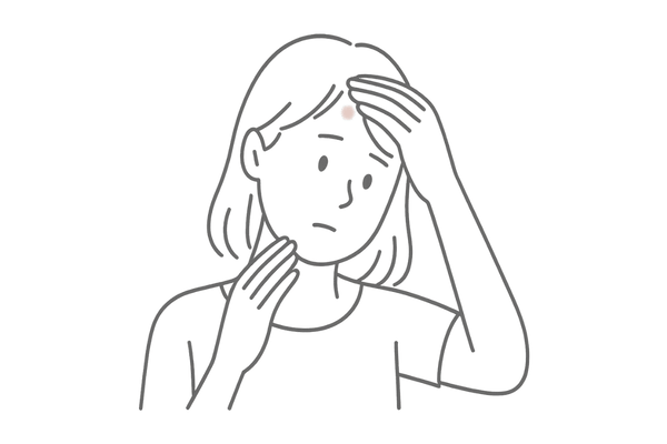 頭皮の赤みを確認する女性