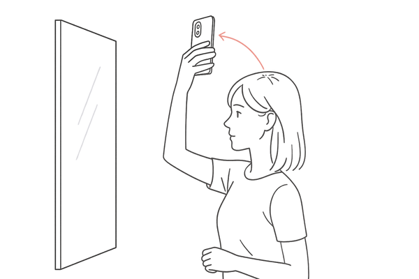 スマホで頭頂部を撮影して記録する女性のイラスト