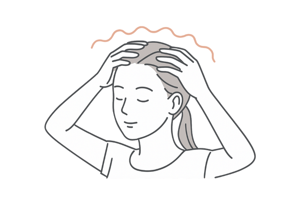 指の腹で頭皮をやさしくマッサージして血行を促す女性のケアイメージ