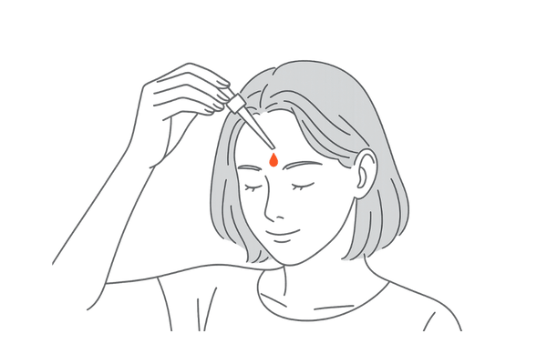 スポイト型ノズルで生え際にピンポイント塗布する女性