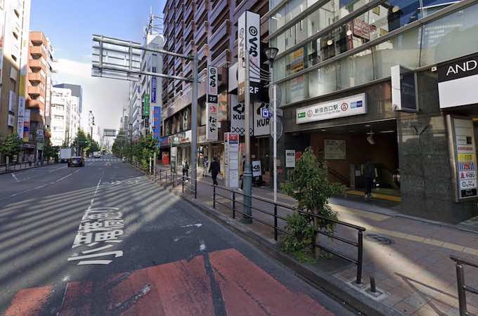右に曲がってしばらく進むと、都営大江戸線新宿西口駅の出口が右手に見えます。
そのまま真っ直ぐ進んでください。