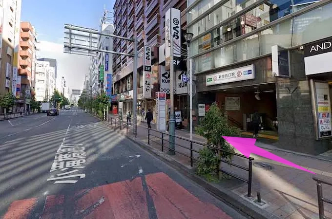 右に曲がってしばらく進むと、都営大江戸線新宿西口駅の出口が右手に見えます。
そのまま真っ直ぐ進んでください。