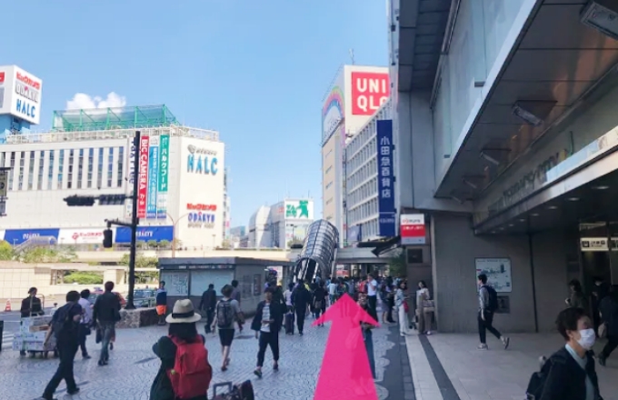 JR新宿駅西口（地上）を出て、ユニクロ方面（北方面）に進んでください。