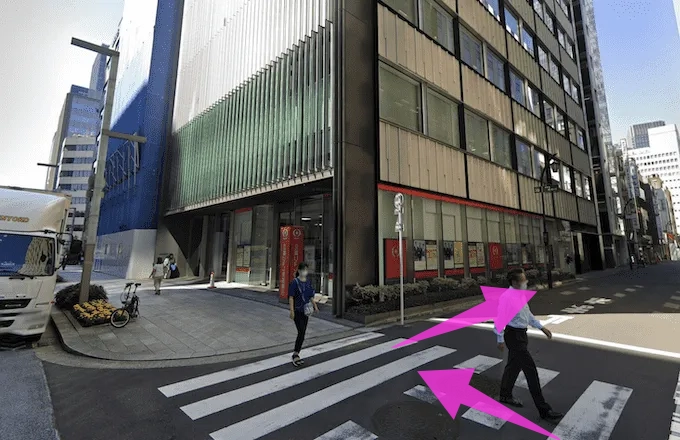 三菱UFJ信託銀行の手前で右に曲がります。