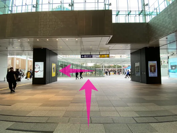 横浜駅西口出口を出て地上に上がり、ジョイナス・高島屋方面に進んでください。