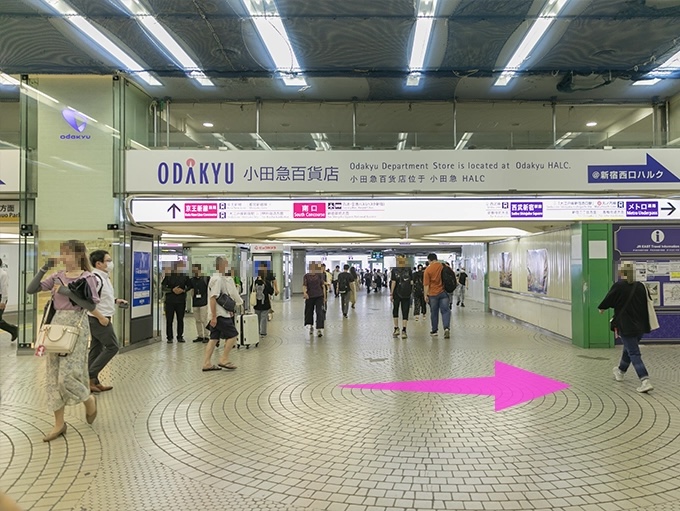 小田急百貨店の看板が見えたら「メトロ通路」の方向（右）に曲がります。