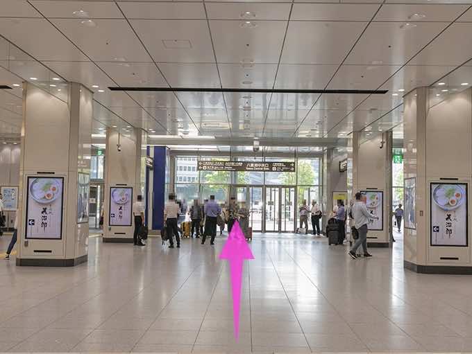 東京駅の八重洲中央口から地上に出ます。