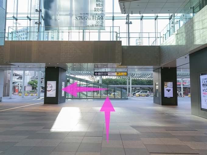 横浜駅西口出口を出て地上に上がり、ジョイナス・高島屋方面に進んでください。